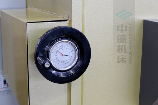ZDG-632刀片間隙調(diào)節(jié)裝置，設(shè)置在機(jī)架前面，并有刻度顯示，調(diào)節(jié)方便.jpg