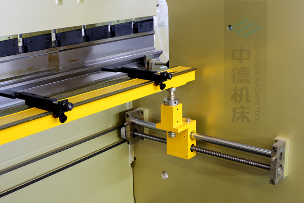 ZDP-10032高精度x軸結(jié)構(gòu)，采用滾珠絲桿，精度高無游隙，淬火高強(qiáng)度擋指，并有倒三角鎖卡裝置不掉落.jpg