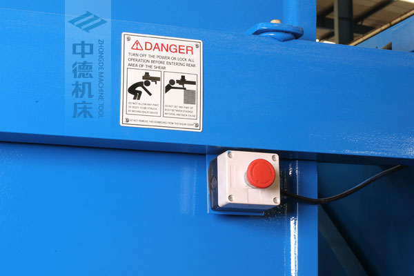 ZDSK-1632剪板機后部緊急停止按鈕，最大程度保障工人安全.jpg