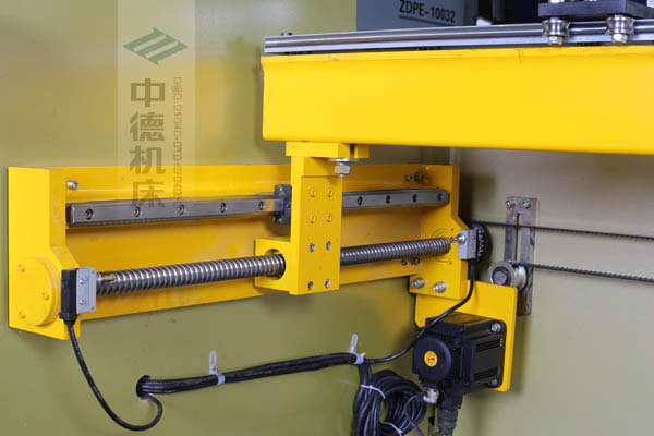 ZDPK-10032X軸配有滾珠絲桿及直線導(dǎo)軌，大功率伺服電機，鋼絲同步帶，能顯著提升X軸定位精度及速度
