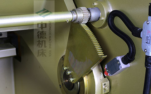 ZDS-840采用高精度刀片間隙調(diào)節(jié)齒輪，經(jīng)過淬火高硬度又耐磨，表面鍍鋅不生銹，長年累月使用依然有很高的調(diào)節(jié)精度.jpg