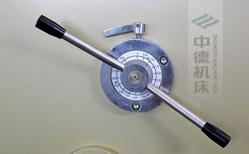 ZDS-840剪板機(jī)刀片間隙手動(dòng)調(diào)節(jié)器，刻度清淅，調(diào)節(jié)省力又簡便.jpg