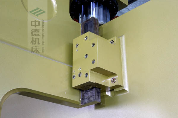 ZDP-20050加厚型滑塊導(dǎo)軌，強(qiáng)有力的保持滑塊間隙，有效減少工作時(shí)的抖動.jpg