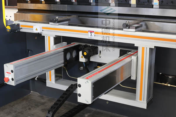 ZDPE10025-4+1軸全封套加強型鋁合金后檔料系統(tǒng)，內(nèi)有成套滾珠絲桿和直線導(dǎo)軌，精度高速度快噪音低.jpg