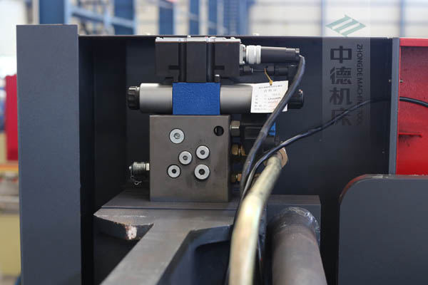 ZDPE10025采用進口液壓系統(tǒng)，穩(wěn)定無故障，耐高溫高壓，持久工作精度高.jpg