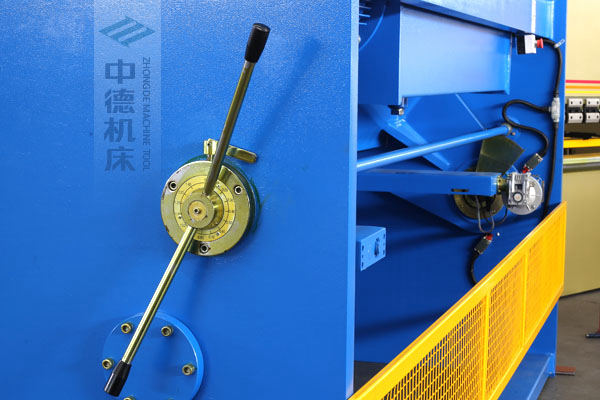 ZDS-432剪板機刀片間隙手動調(diào)節(jié)器，刻度清淅，調(diào)節(jié)省力又簡便.jpg