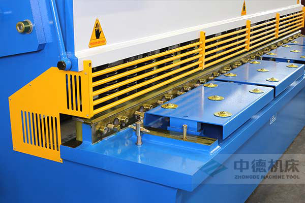 ZDS-432剪板機進料口，安全防護，進料無阻，又能直接觀看到燈光對線的剪切位置.jpg