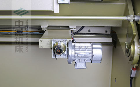 ZDS-640剪板機后檔料結(jié)構，平行度高，并采用國內(nèi)一流品牌軸承，耐磨抗壓壽命長.jpg